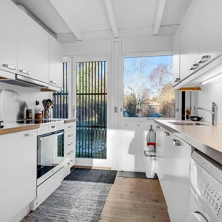 Dejligt Sommerhus I Anden Raekke Til Rabylille