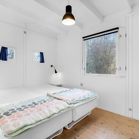 Dejligt Sommerhus I Anden Raekke Til Rabylille Stege