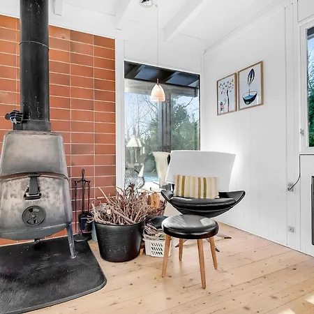 Dejligt Sommerhus I Anden Raekke Til Rabylille *