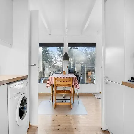 Dejligt Sommerhus I Anden Raekke Til Rabylille