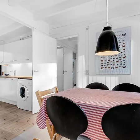 Dejligt Sommerhus I Anden Raekke Til Rabylille Сasa de vacaciones Stege