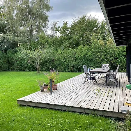 Dejligt Sommerhus I Anden Raekke Til Rabylille Stege